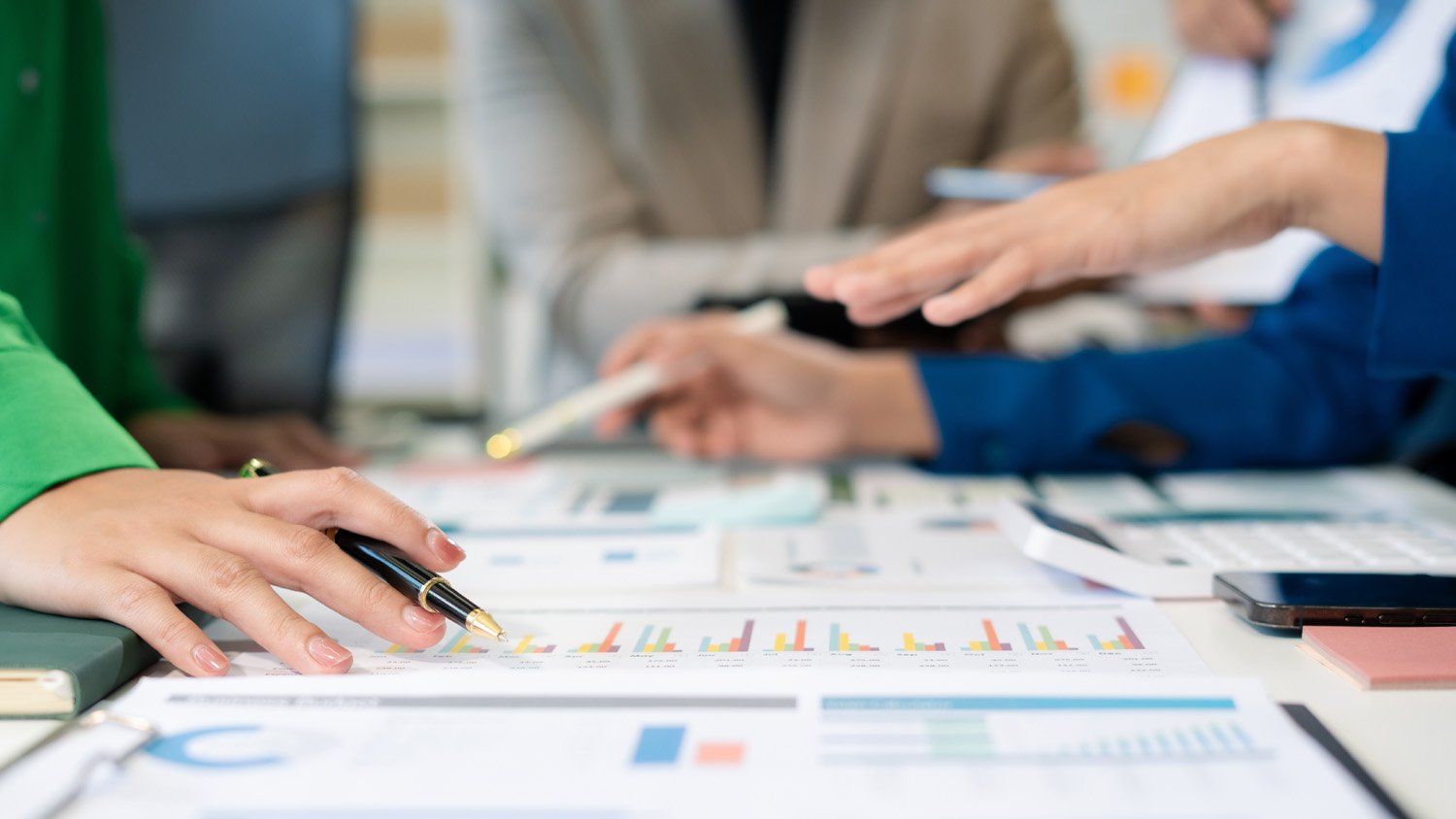 Das Team einer Kreativagentur arbeitet gemeinsam an Workflows für das Marketing-Asset-Management und an der Kampagnenplanung unter Verwendung einer Software für das Creative-Asset-Management