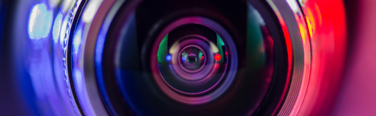 Die NetX-Funktion zur Sprachsuche in Videos, mit der Teams gesprochene Wörter und bestimmte Momente in den Videodateien ihres DAM-Systems finden können.