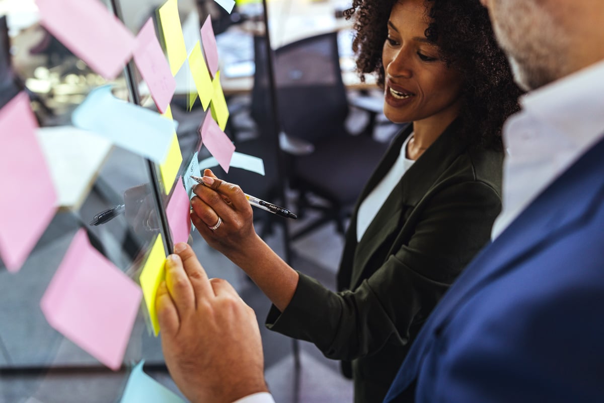 Teams, die im Rahmen einer DAM-Umgebung gemeinsam an Workflows für das Management kreativer Assets arbeiten