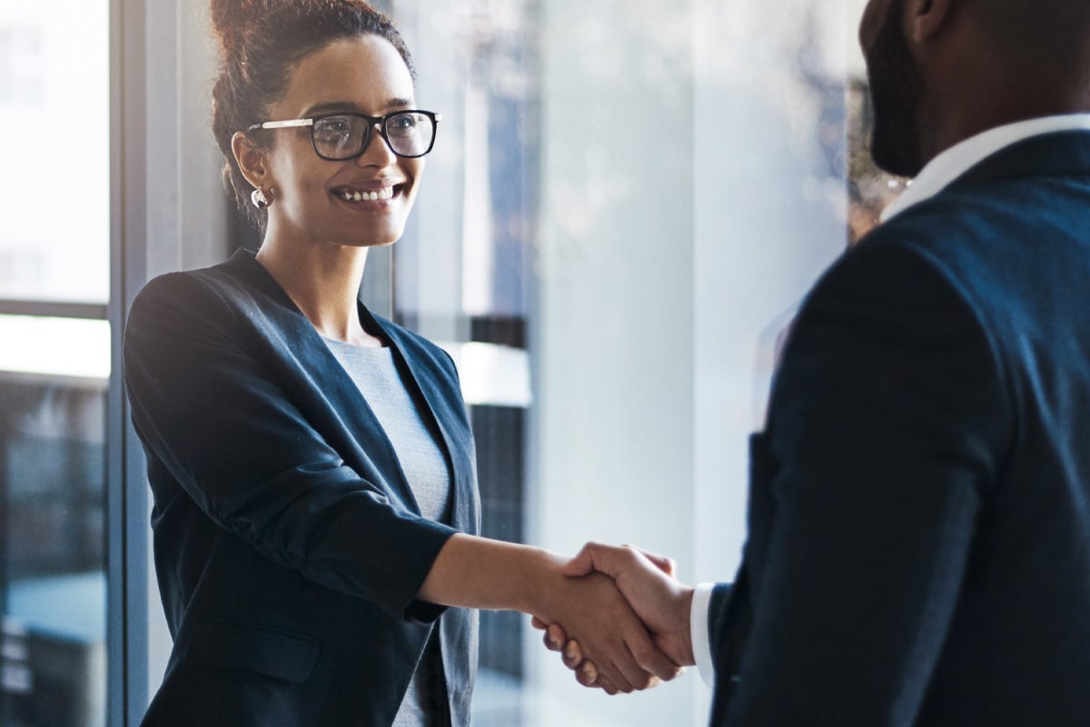 Teams, die sich mit Arbeitsabläufen bei Digital-Asset-Management-Software und Leitfäden zur DAM-Implementierung befassen